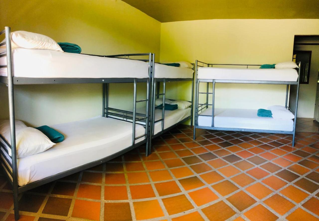 Arenal Backpackers Resort ラ・フォルトゥナ エクステリア 写真 A typical hostel room
