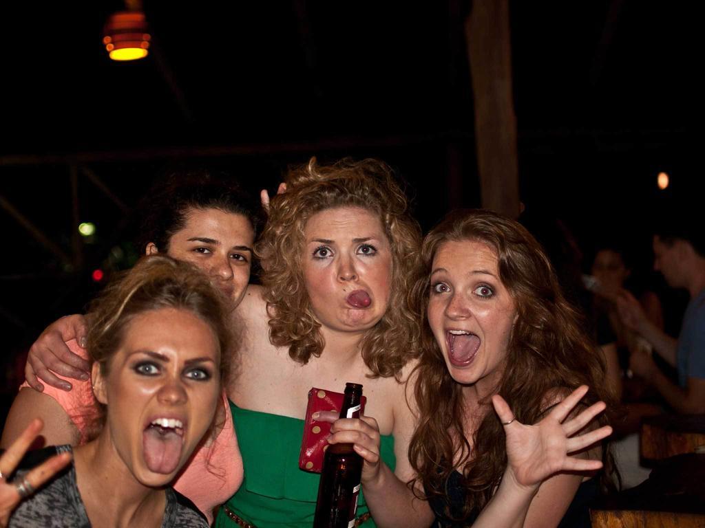 Arenal Backpackers Resort ラ・フォルトゥナ エクステリア 写真 A group of women making faces