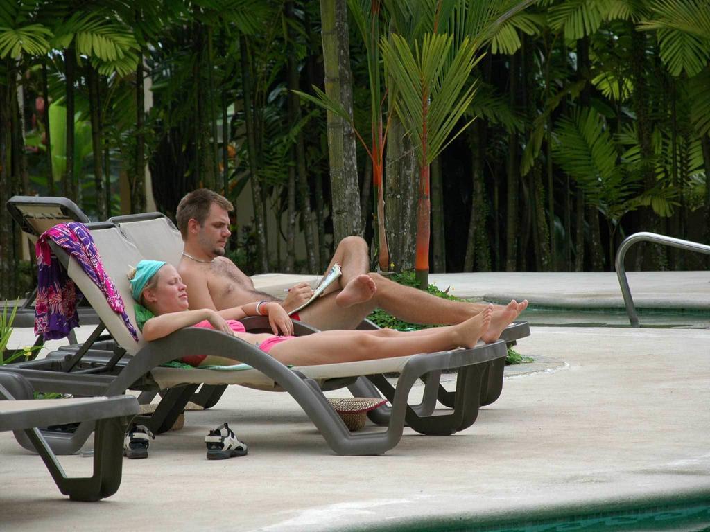 Arenal Backpackers Resort ラ・フォルトゥナ エクステリア 写真 A couple sunbathing