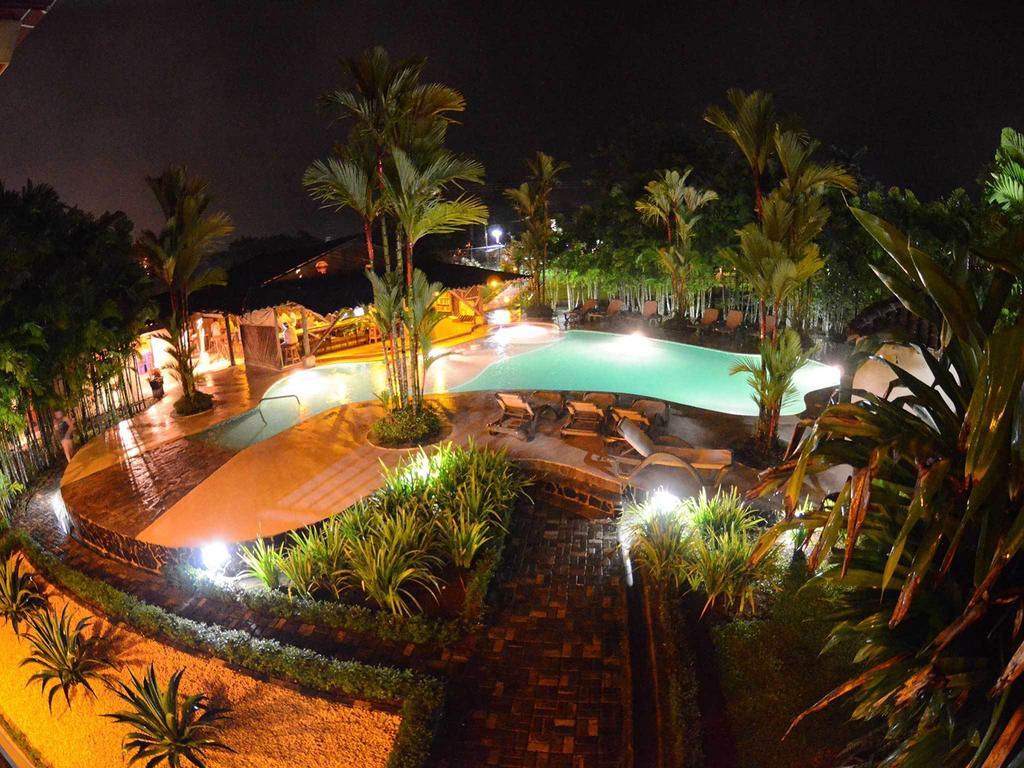Arenal Backpackers Resort ラ・フォルトゥナ エクステリア 写真 The pool at night
