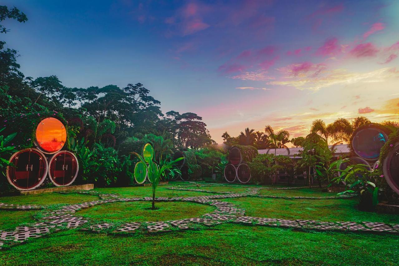 Arenal Backpackers Resort ラ・フォルトゥナ エクステリア 写真 The Labyrinth at the University of the West Indies, Cave Hill Campus