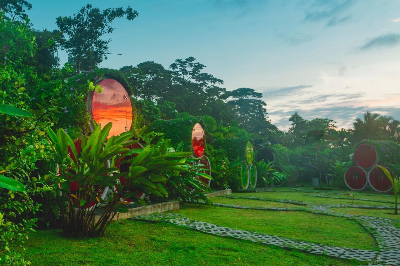 Arenal Backpackers Resort ラ・フォルトゥナ エクステリア 写真 The "Garden of the Sun" at the resort