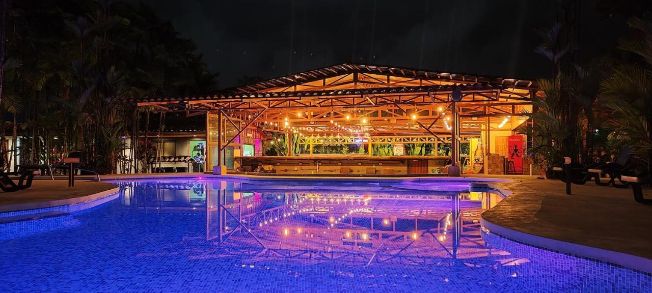 Arenal Backpackers Resort ラ・フォルトゥナ エクステリア 写真 The pool at the resort