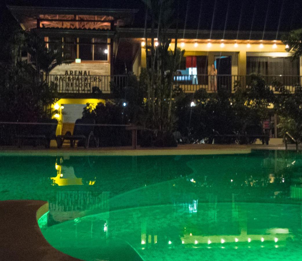 Arenal Backpackers Resort ラ・フォルトゥナ エクステリア 写真 The pool at the hotel