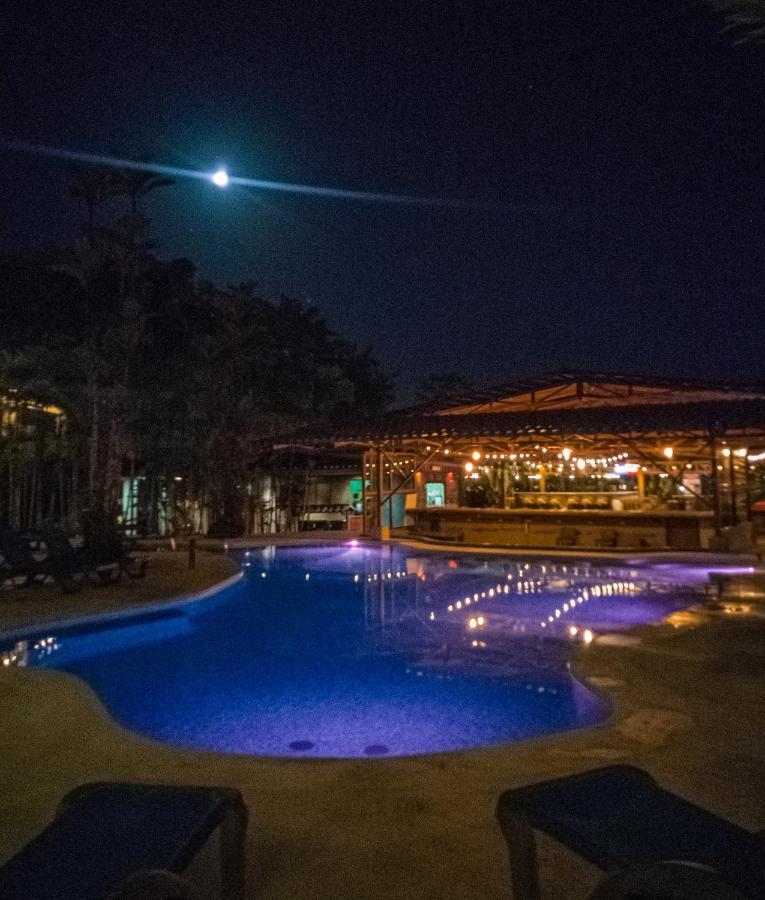 Arenal Backpackers Resort ラ・フォルトゥナ エクステリア 写真 The pool at the hotel