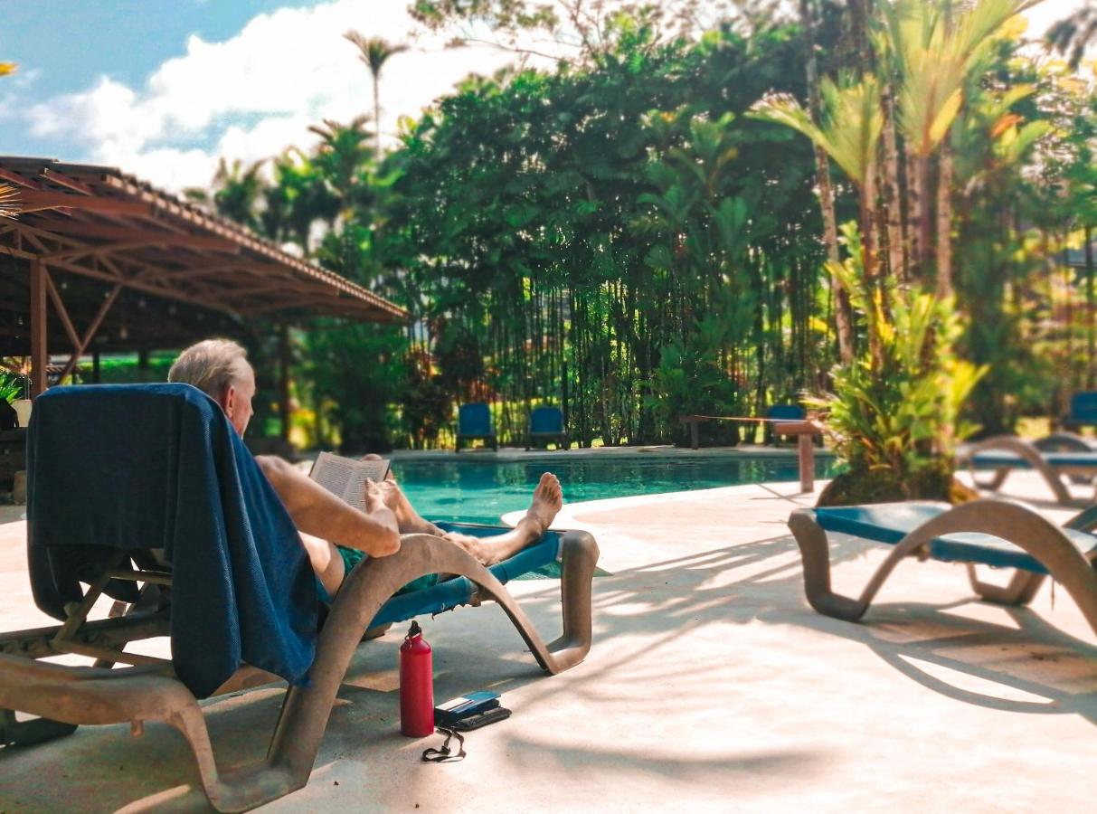 Arenal Backpackers Resort ラ・フォルトゥナ エクステリア 写真 A man relaxing at a resort