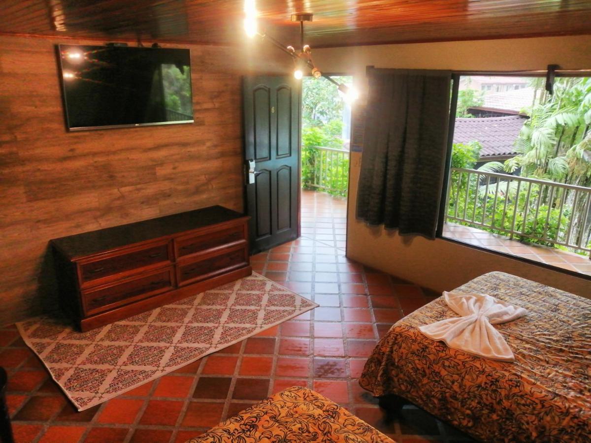 Arenal Backpackers Resort ラ・フォルトゥナ エクステリア 写真