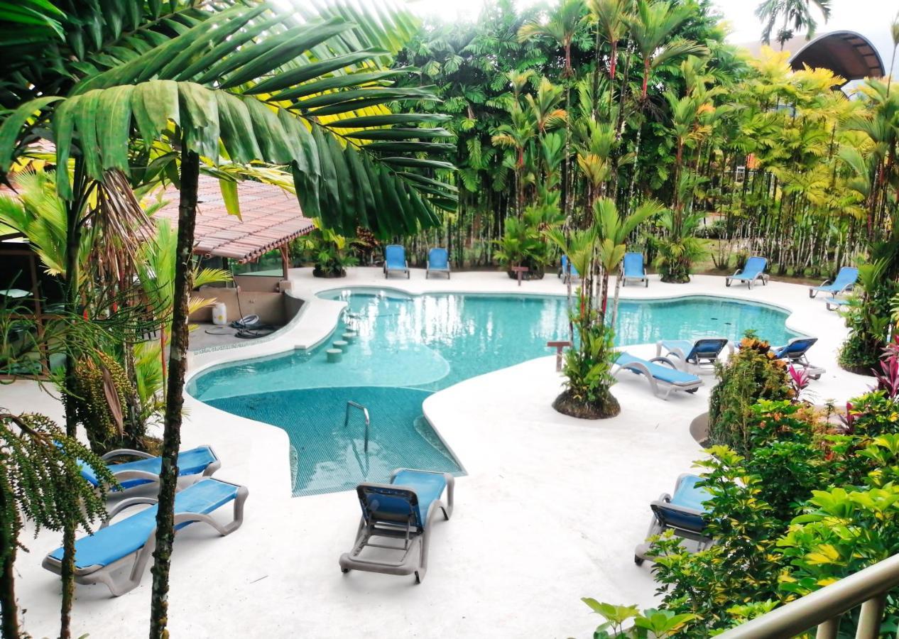 Arenal Backpackers Resort ラ・フォルトゥナ エクステリア 写真 The swimming pool at the resort