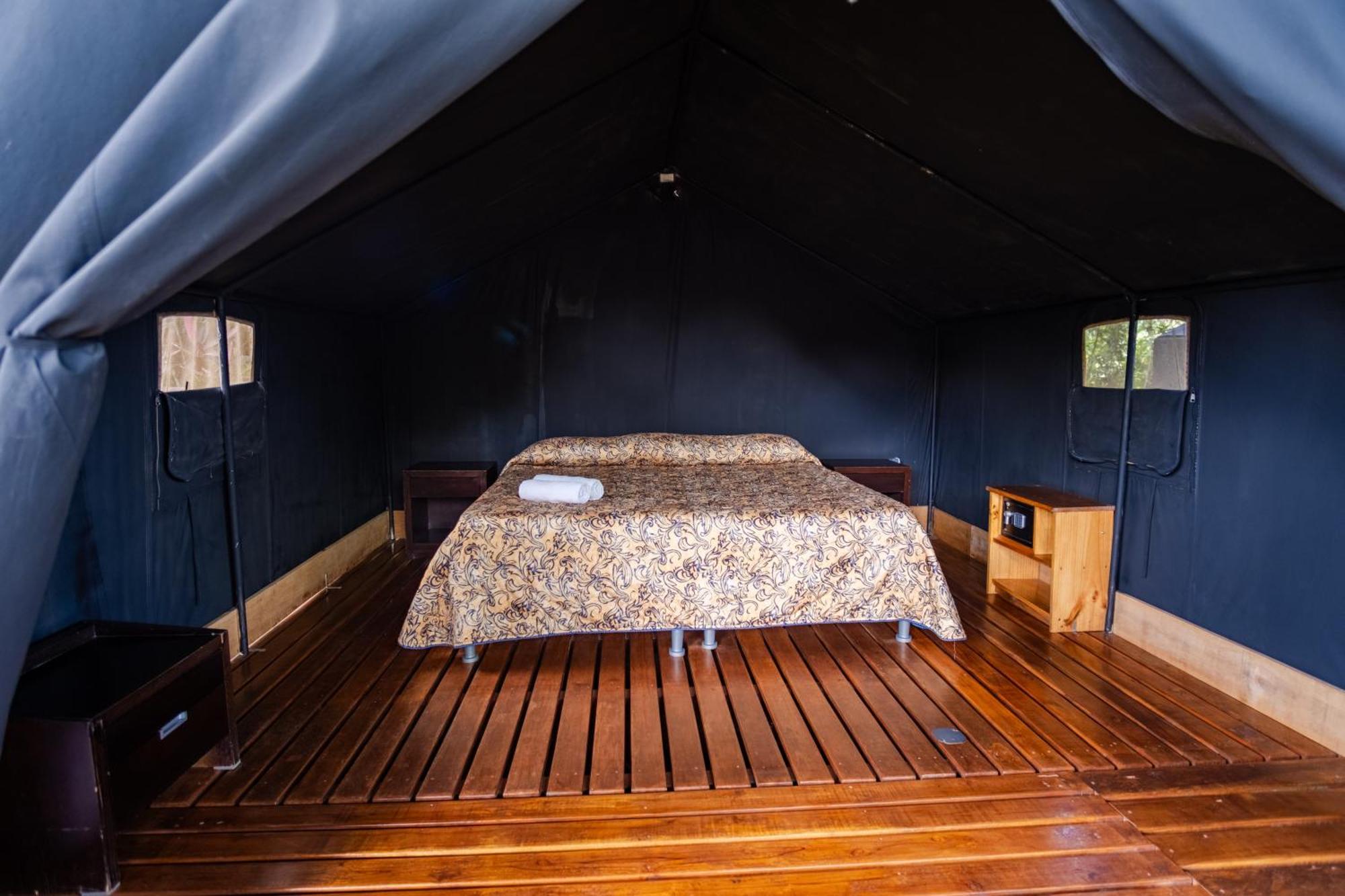 Arenal Backpackers Resort ラ・フォルトゥナ エクステリア 写真 Interior of a tent at the resort