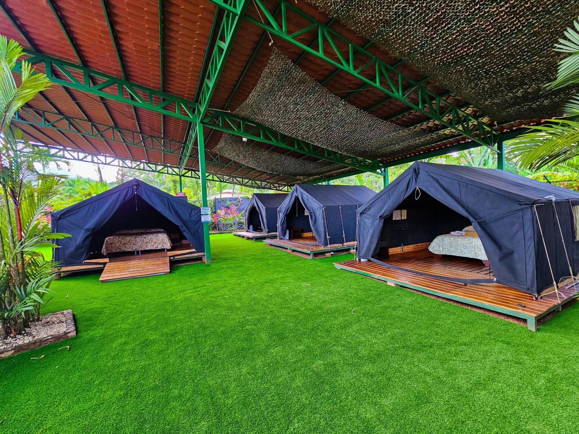 Arenal Backpackers Resort ラ・フォルトゥナ エクステリア 写真 Campsite at the resort