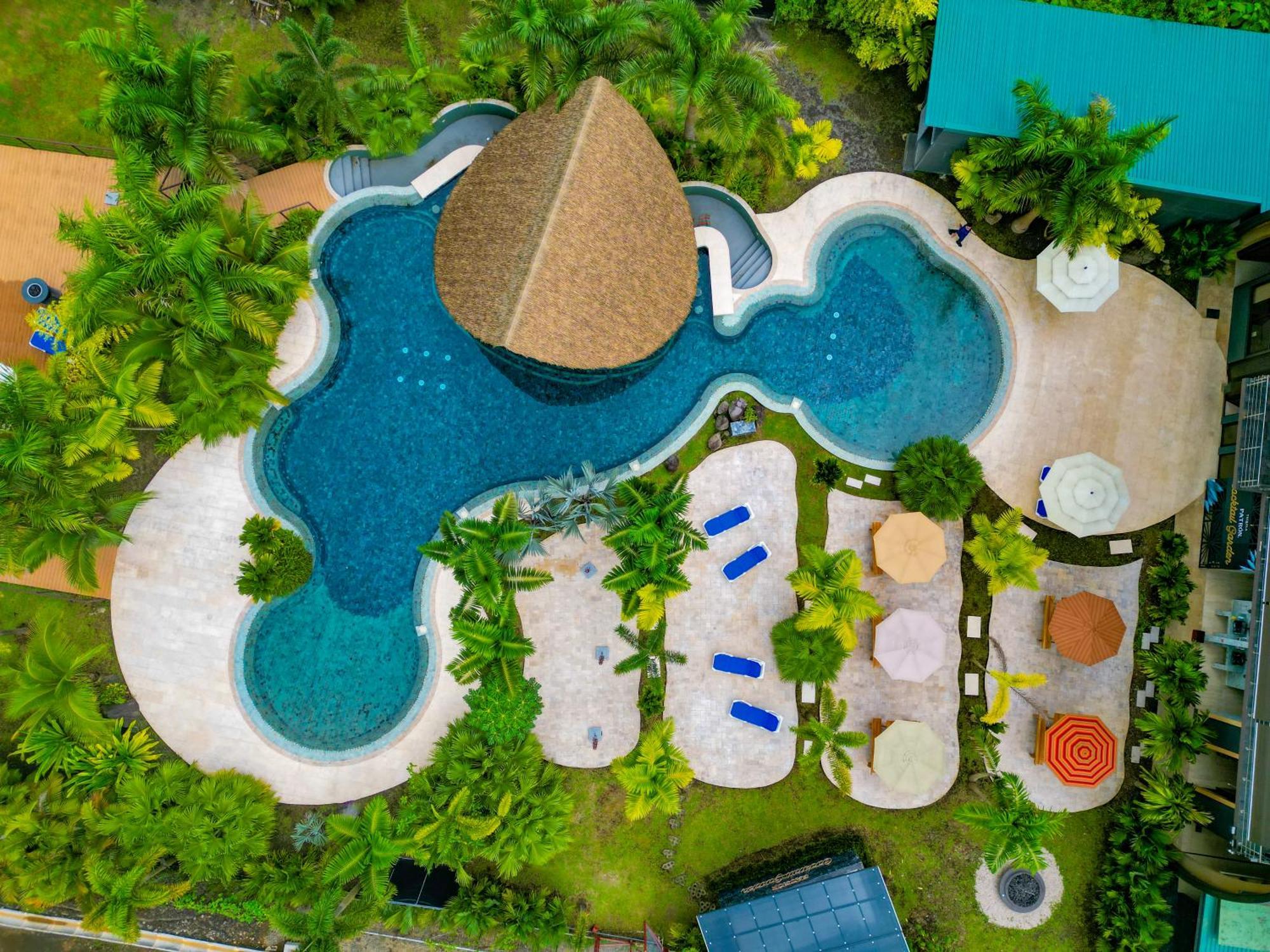 Arenal Backpackers Resort ラ・フォルトゥナ エクステリア 写真 Aerial view of the resort