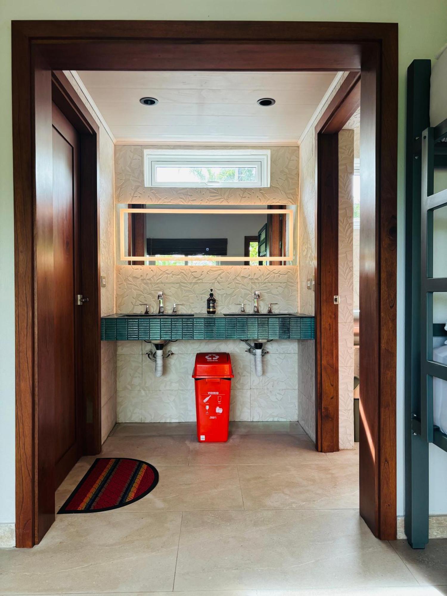 Arenal Backpackers Resort ラ・フォルトゥナ エクステリア 写真 Bathroom in a hotel