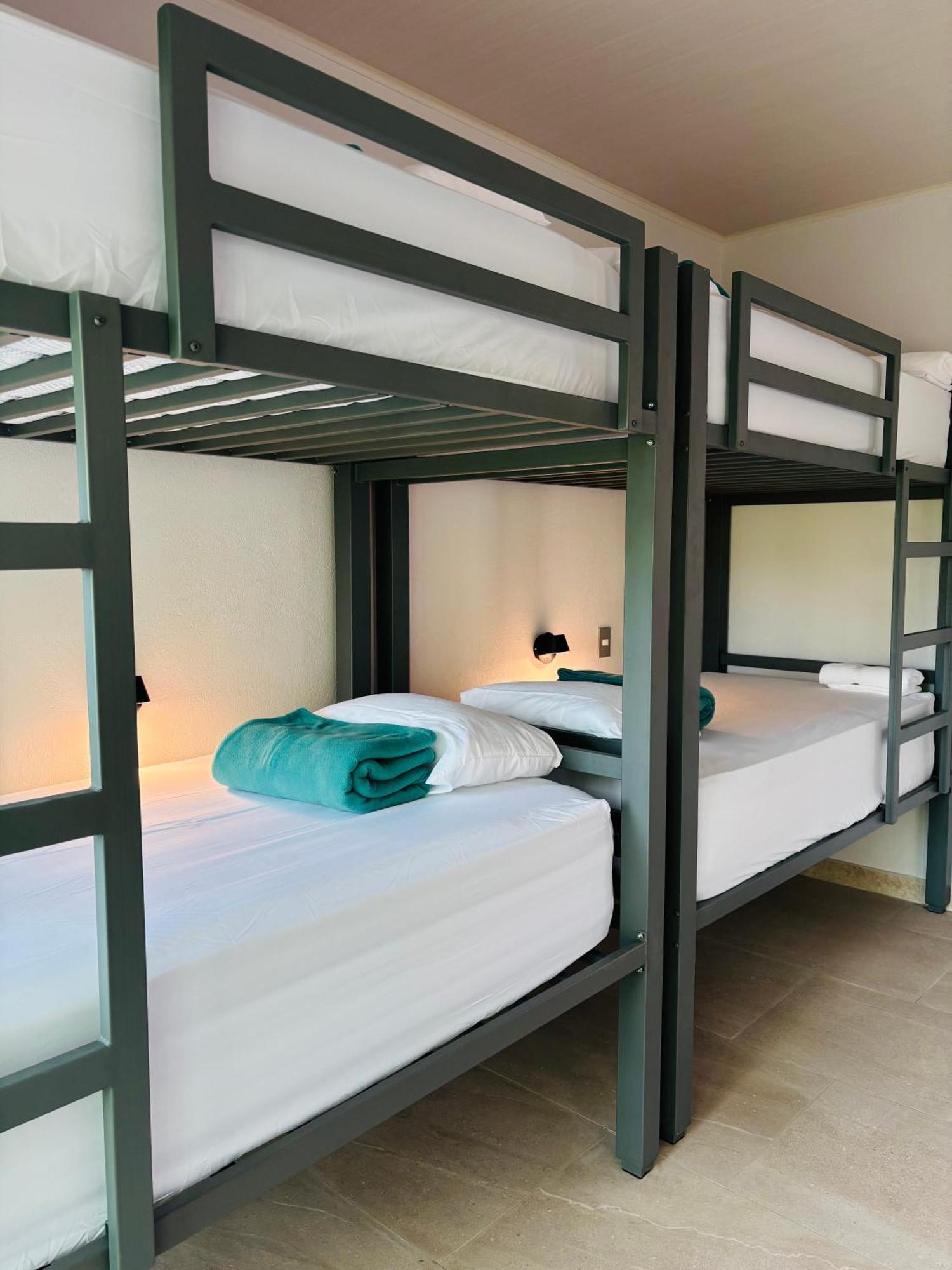 Arenal Backpackers Resort ラ・フォルトゥナ エクステリア 写真 Bunk beds in a hostel