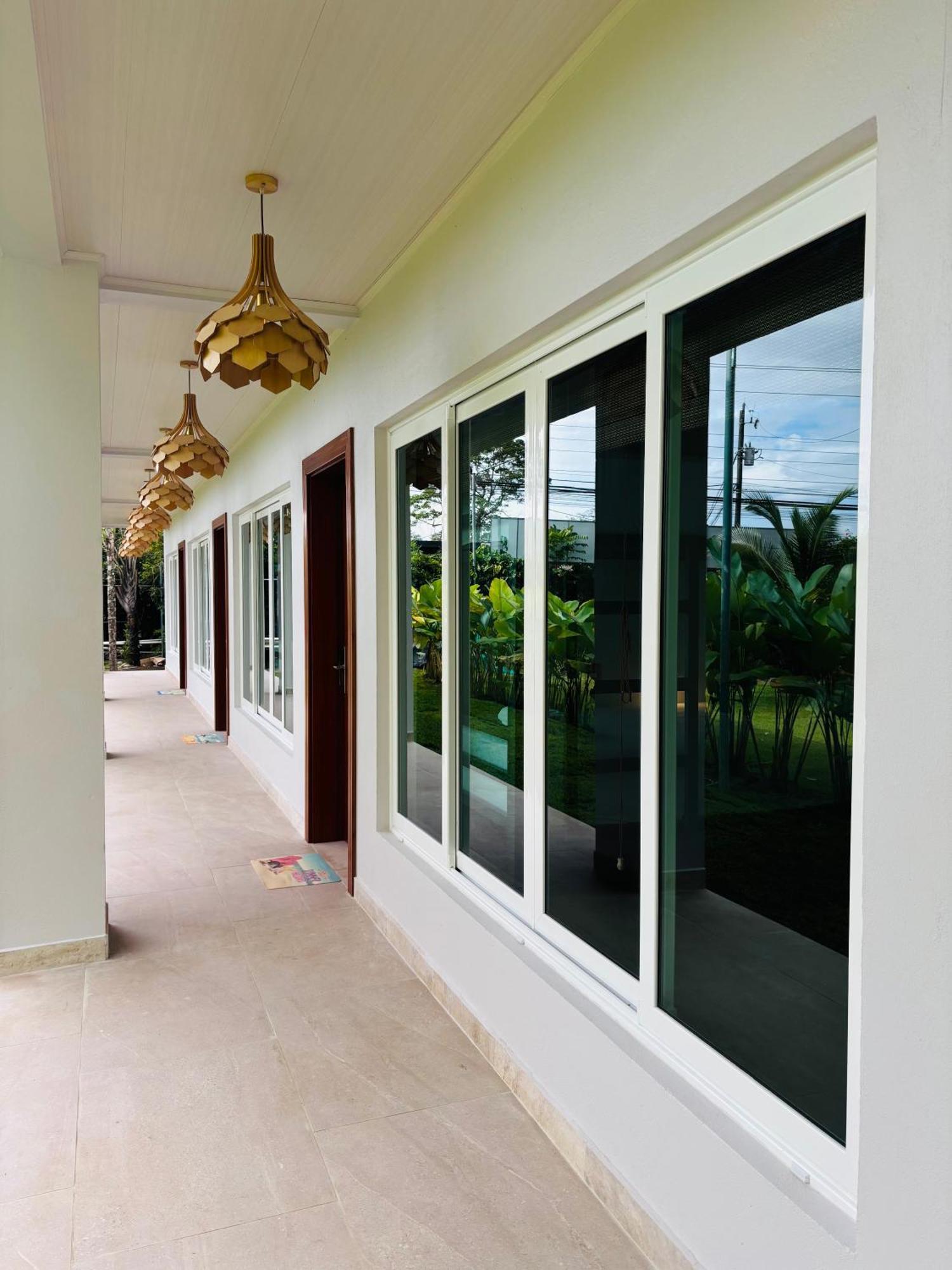 Arenal Backpackers Resort ラ・フォルトゥナ エクステリア 写真 A window with reflective glass