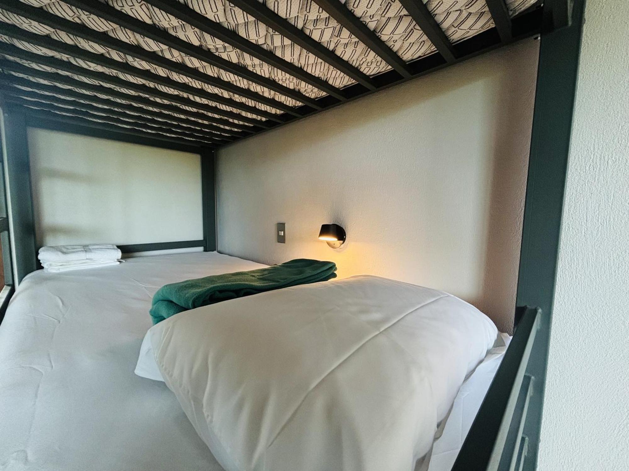 Arenal Backpackers Resort ラ・フォルトゥナ エクステリア 写真 Bunk beds at the KPH
