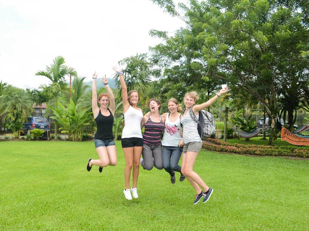 Arenal Backpackers Resort ラ・フォルトゥナ エクステリア 写真 Students jumping for joy