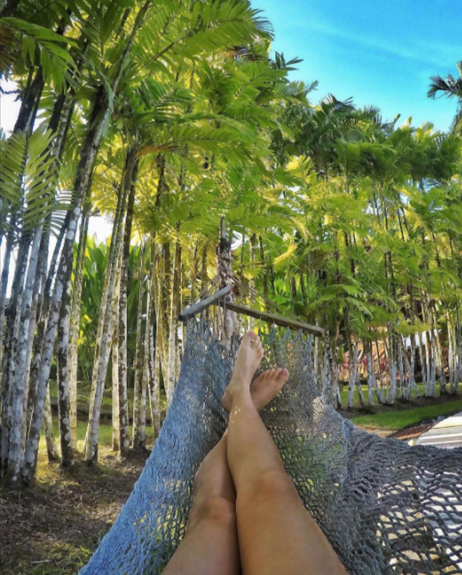 Arenal Backpackers Resort ラ・フォルトゥナ エクステリア 写真 A woman's feet in a hammock
