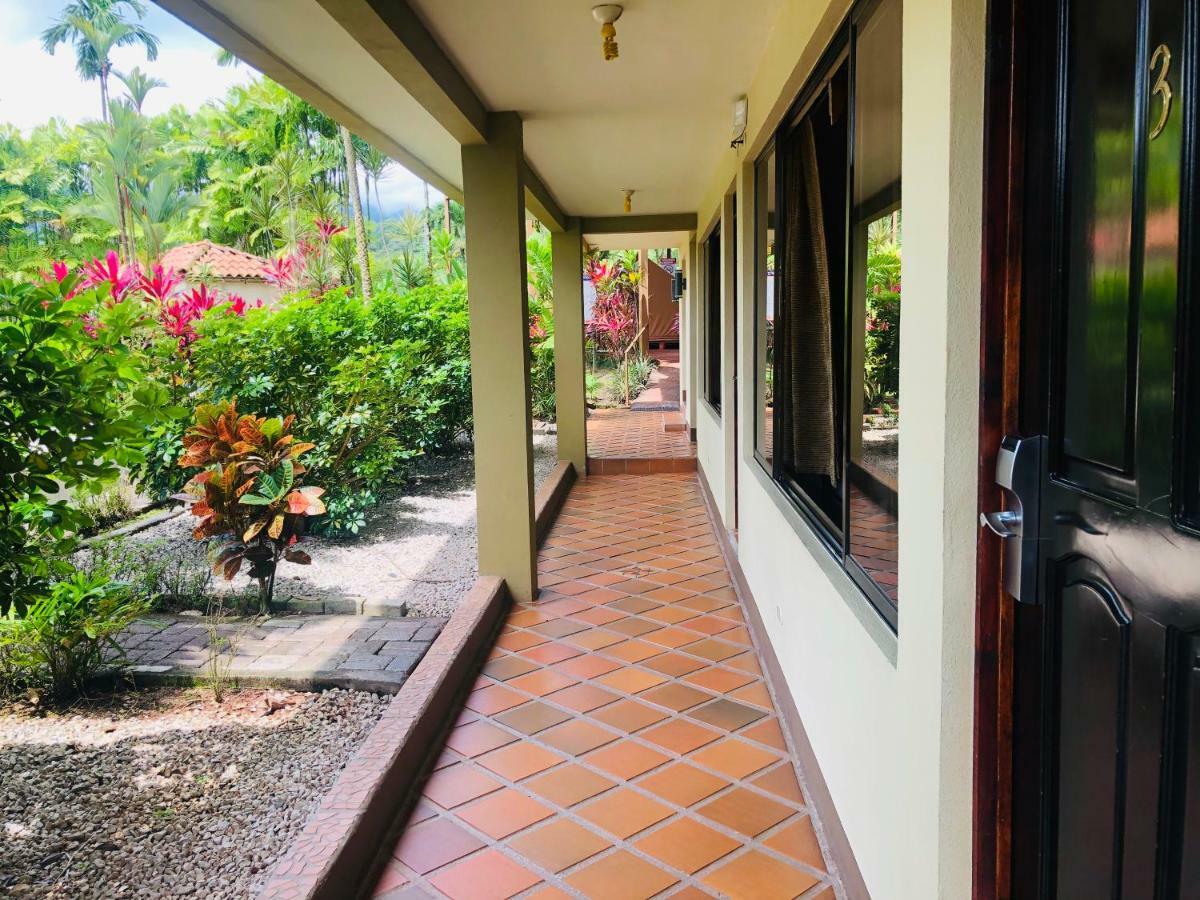 Arenal Backpackers Resort ラ・フォルトゥナ エクステリア 写真 A corridor at the hotel