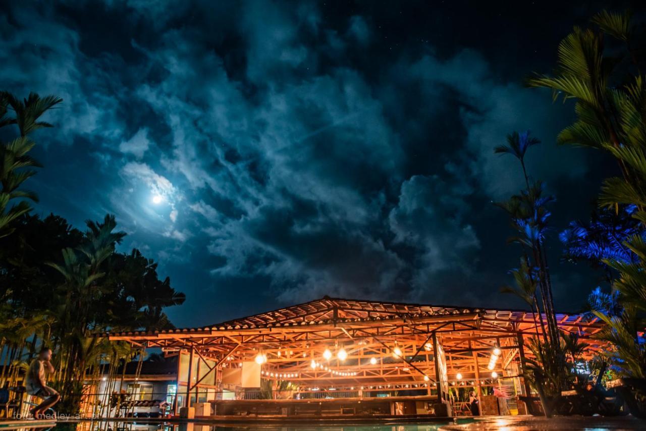Arenal Backpackers Resort ラ・フォルトゥナ エクステリア 写真 The stage at the Amphitheater